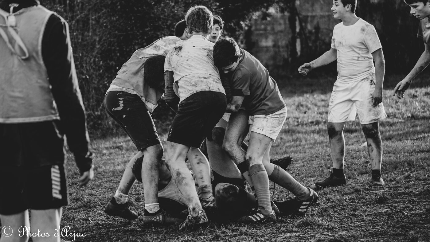 Élèves en mêlée de rugby — sport à l'école primaire