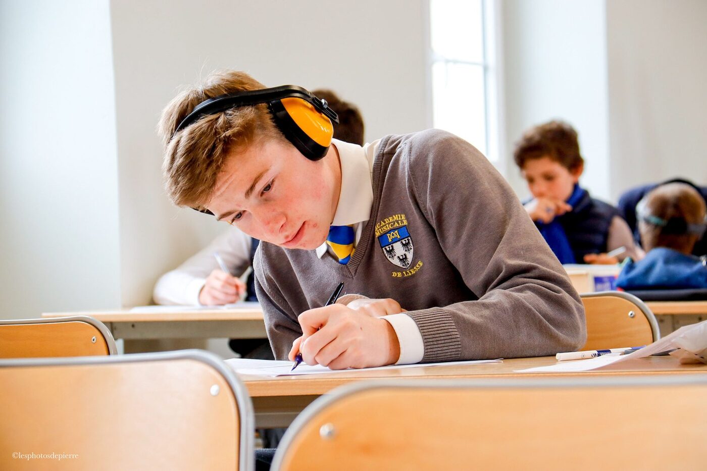Élève concentré en étude