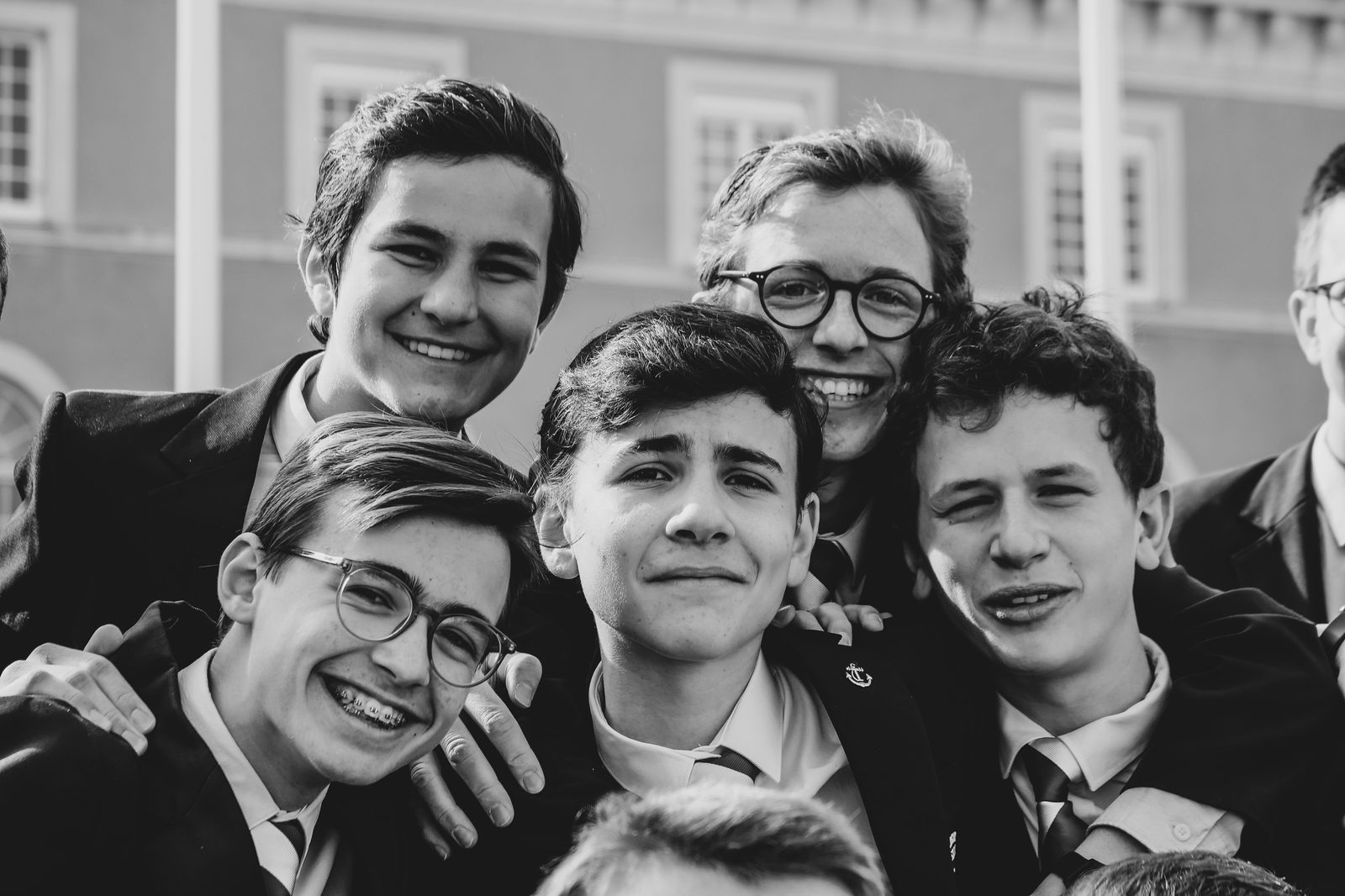 Élèves de l'Académie devant l'établissement