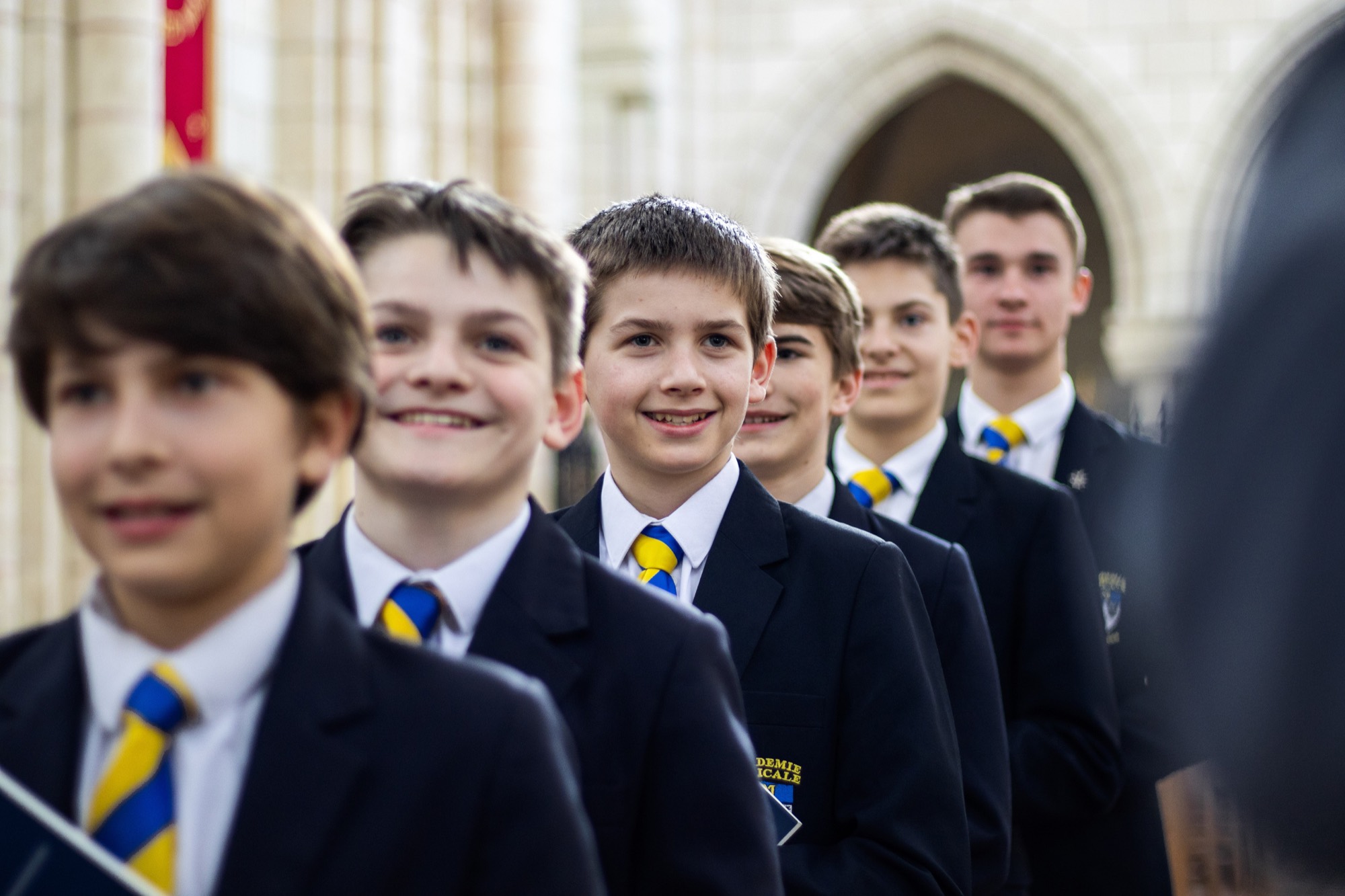 Élèves de l'Académie Musicale de Liesse devant une cathédrale