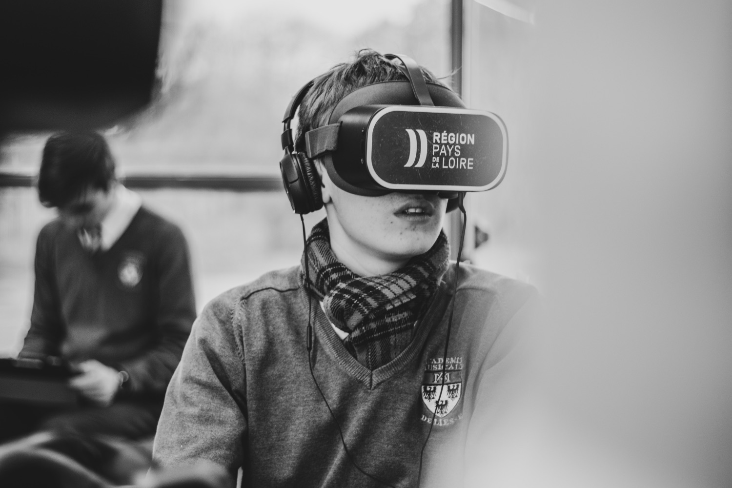 Élève de l'Académie utilisant un casque de réalité virtuelle pour découvrir des métiers